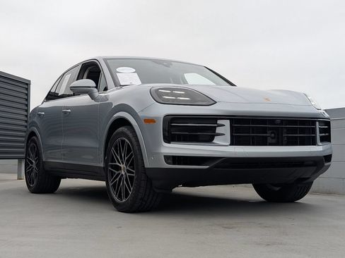 Certified 2025 Porsche Cayenne AWD/4WD image 25