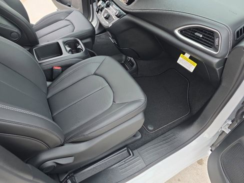 New 2026 Chrysler Pacifica Select image 21