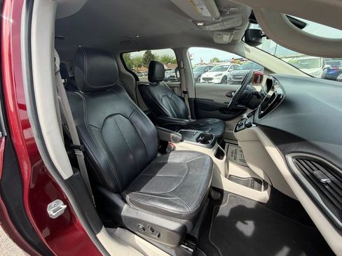 Used 2022 Chrysler Pacifica Touring-L w/ Uconnect Theater Family Group FWD image 10