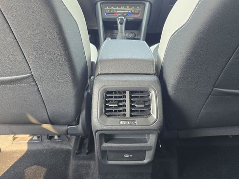 Used 2025 Volkswagen Taos SE w/ Panoramic Sunroof Package AWD/4WD image 8