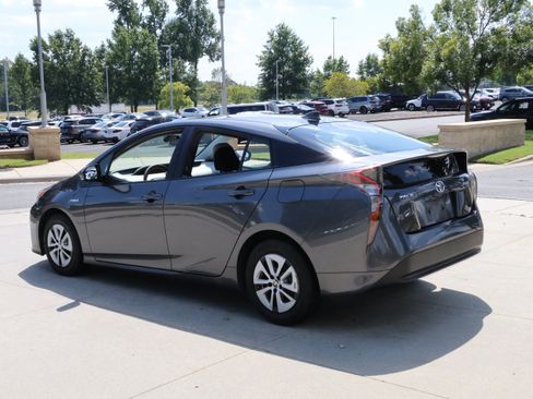 Used 2017 Toyota Prius Two FWD image 7