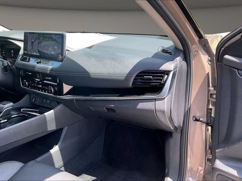 Certified 2025 Nissan Rogue SL w/ Tech Package FWD image 15