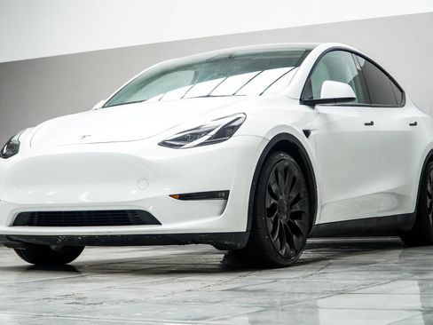 Used 2023 Tesla Model Y Performance AWD/4WD image 9