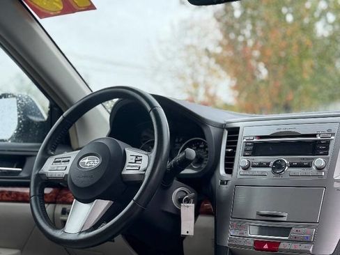 Used 2010 Subaru Outback 2.5i Limited image 3