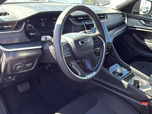 New 2025 Jeep Grand Cherokee L Laredo image 19