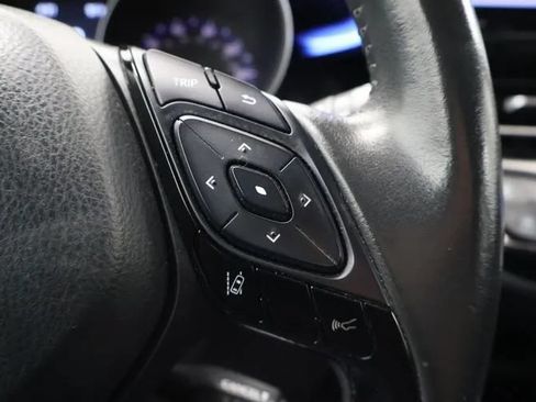 Used 2022 Toyota C-HR XLE FWD image 23