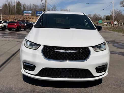 Used 2025 Chrysler Pacifica Select image 15