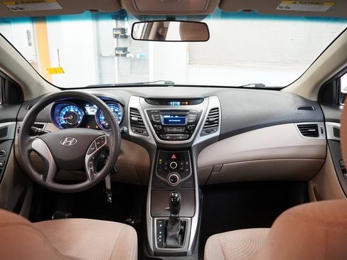 Used 2015 Hyundai Elantra SE image 17