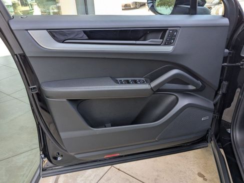 Certified 2025 Porsche Cayenne Coupe image 13