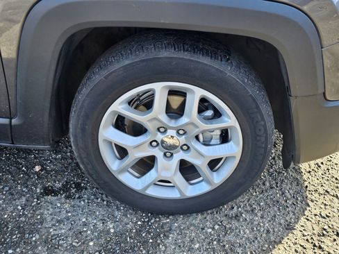 Used 2016 Jeep Renegade Latitude w/ Cold Weather Group image 9