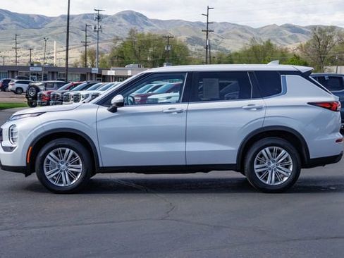 Used 2024 Mitsubishi Outlander ES AWD/4WD image 3