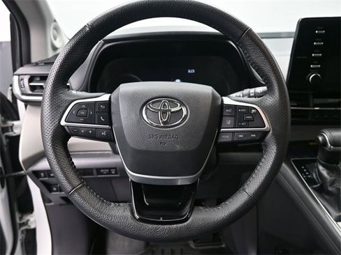 Used 2021 Toyota Sienna Limited image 28