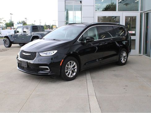 Used 2021 Chrysler Pacifica Touring-L w/ Premium & Safety Sphere Group AWD/4WD image 3