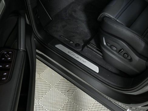 Certified 2025 Porsche Cayenne Coupe image 8