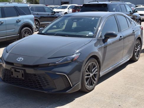 Used 2025 Toyota Camry SE w/ Convenience Package image 2