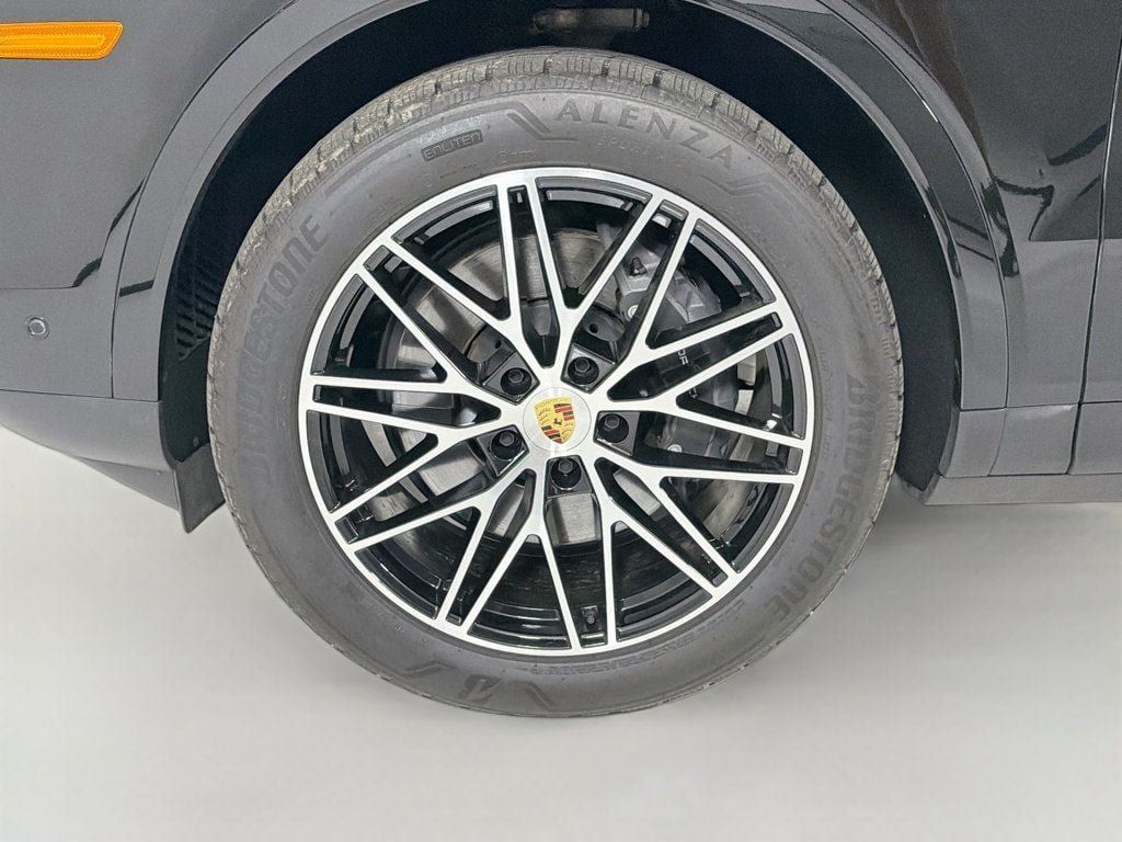 Certified 2024 Porsche Cayenne Coupe AWD/4WD image 34