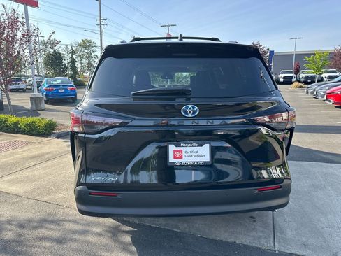 Used 2025 Toyota Sienna XLE w/ XLE Plus Package AWD/4WD image 4