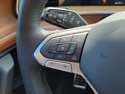 Used 2025 Volkswagen Tiguan SEL R-Line image 24