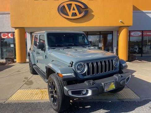 Used 2025 Jeep Wrangler Unlimited Sahara AWD/4WD image 1