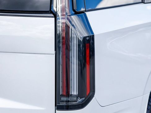 Used 2025 Cadillac Escalade Sport Platinum w/ LPO, ONYX Package AWD/4WD image 9