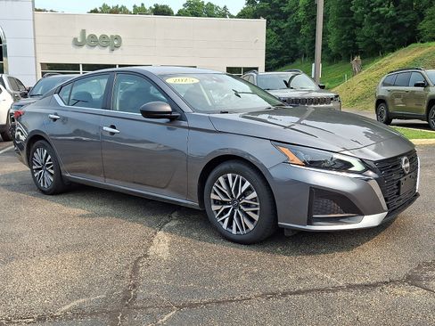 Used 2025 Nissan Altima 2.5 SV FWD image 3
