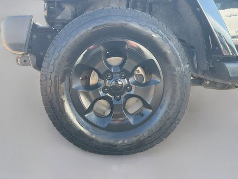 Used 2014 Jeep Wrangler Unlimited Sahara AWD/4WD image 11