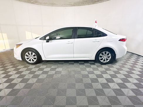 Used 2025 Toyota Corolla LE FWD image 6