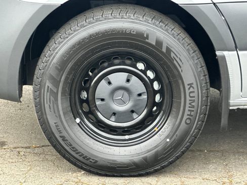 Used 2025 Mercedes-Benz Sprinter 2500 image 25