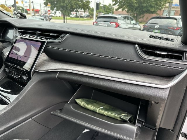 Used 2024 Jeep Grand Cherokee Limited AWD/4WD image 32