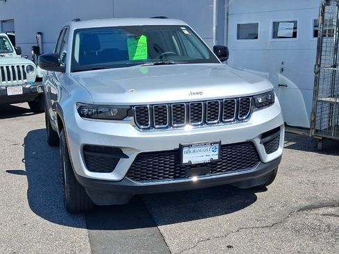 Used 2023 Jeep Grand Cherokee Laredo image 3