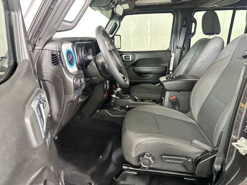 Used 2024 Jeep Wrangler Unlimited image 11
