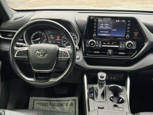 Used 2022 Toyota Highlander XSE FWD image 21
