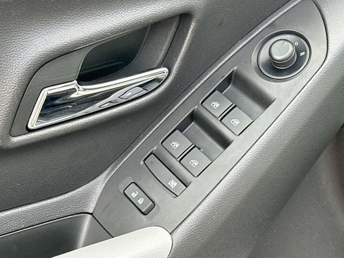 Certified 2022 Chevrolet Trax LS w/ Tint and Cruise Package image 17