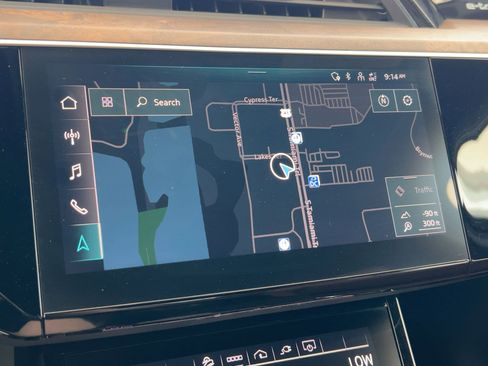 Used 2022 Audi e-tron Premium Plus w/ Premium Plus Package image 31