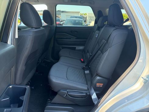 Used 2025 Nissan Pathfinder SV FWD image 28
