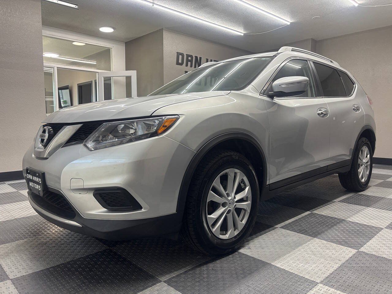 Used 2015 Nissan Rogue SV AWD/4WD image 2