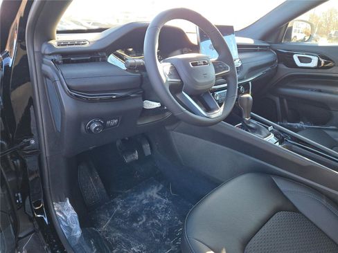 Used 2026 Jeep Compass Latitude image 23