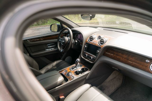 Used 2018 Bentley Bentayga AWD/4WD image 40