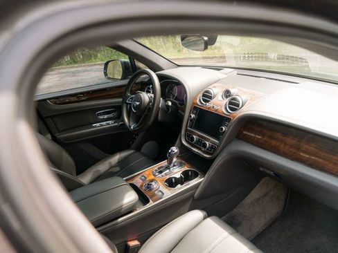 Used 2018 Bentley Bentayga AWD/4WD image 40