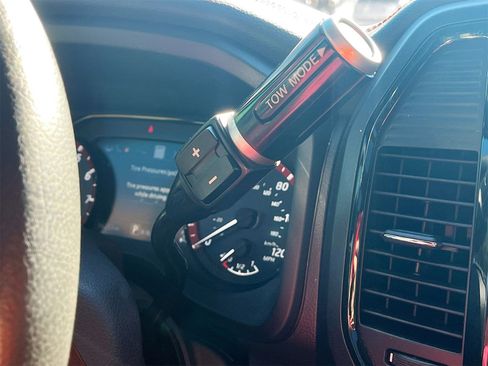 Used 2024 Nissan Titan PRO-4X w/ Pro-4x Convenience Package image 17