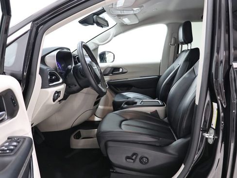 Used 2024 Chrysler Pacifica Touring-L FWD image 17