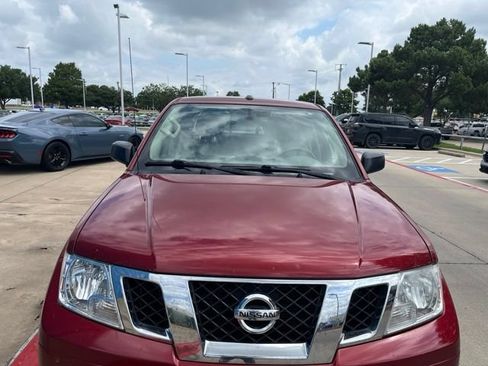 Used 2018 Nissan Frontier SV AWD/4WD image 2
