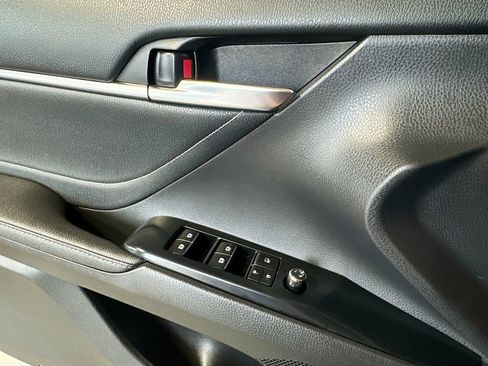 Used 2018 Toyota Camry XSE image 18