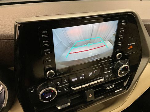 Used 2022 Toyota Highlander XLE AWD/4WD image 21