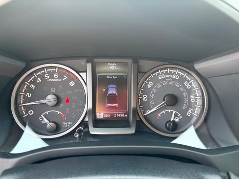 Used 2022 Toyota Tacoma TRD Off-Road AWD/4WD image 21