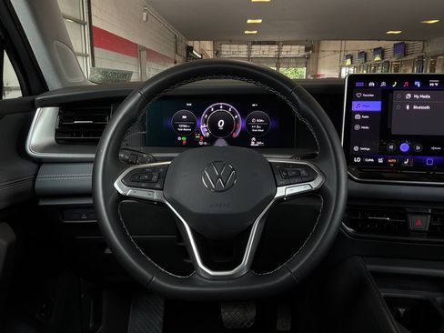 Used 2026 Volkswagen Tiguan SE FWD image 35