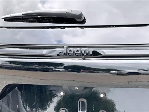 Used 2022 Jeep Grand Cherokee Altitude AWD/4WD image 27