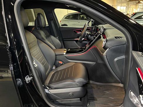 Used 2025 Mercedes-Benz GLC 300 4MATIC image 12