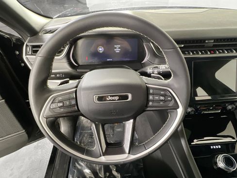 Used 2023 Jeep Grand Cherokee Altitude image 11