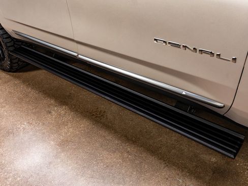 Used 2024 GMC Yukon XL Denali w/ Advanced Technology Package image 13